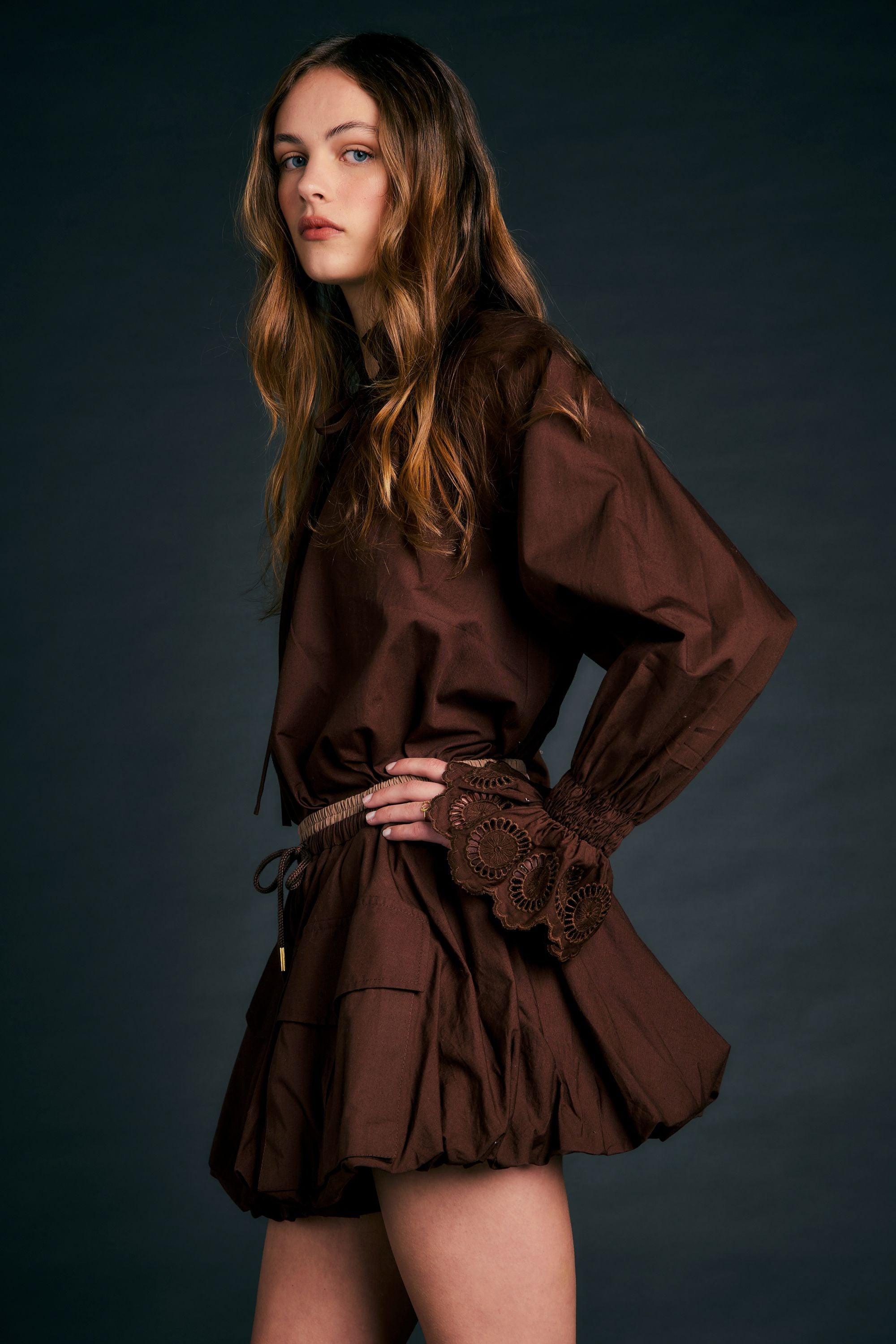 Karen Walker College Gonna cotone bio marrone
