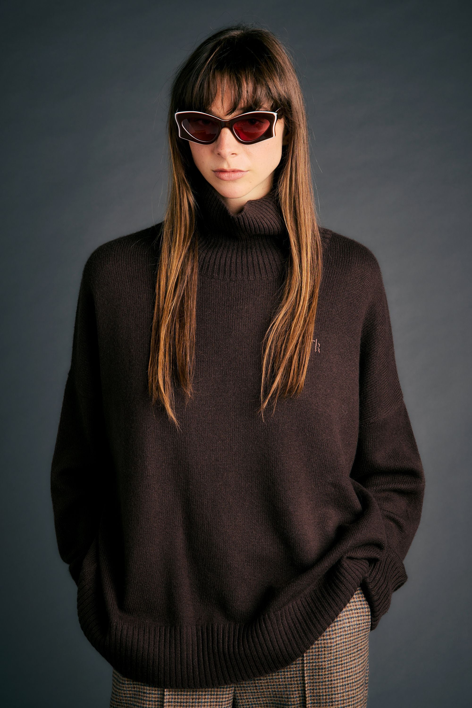 Karen Walker Knitwear Carmen Oversized Turtleneck maglione chocolate cashmere