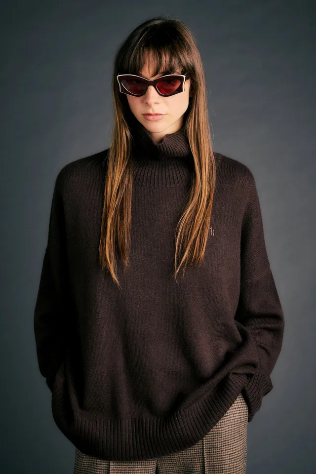 Karen Walker Knitwear Carmen Oversized Turtleneck maglione chocolate cashmere