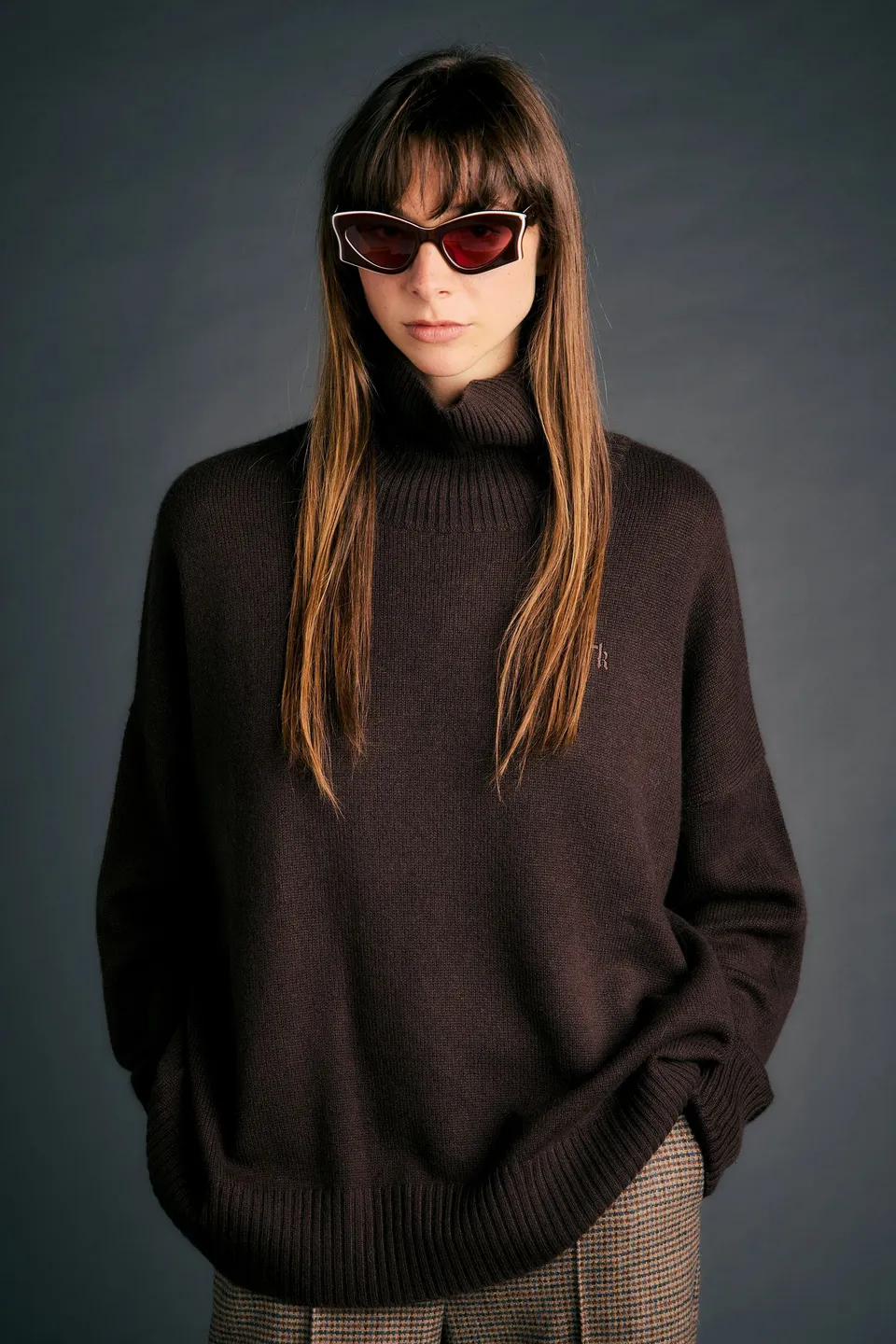 Karen Walker Knitwear Carmen Oversized Turtleneck maglione chocolate cashmere