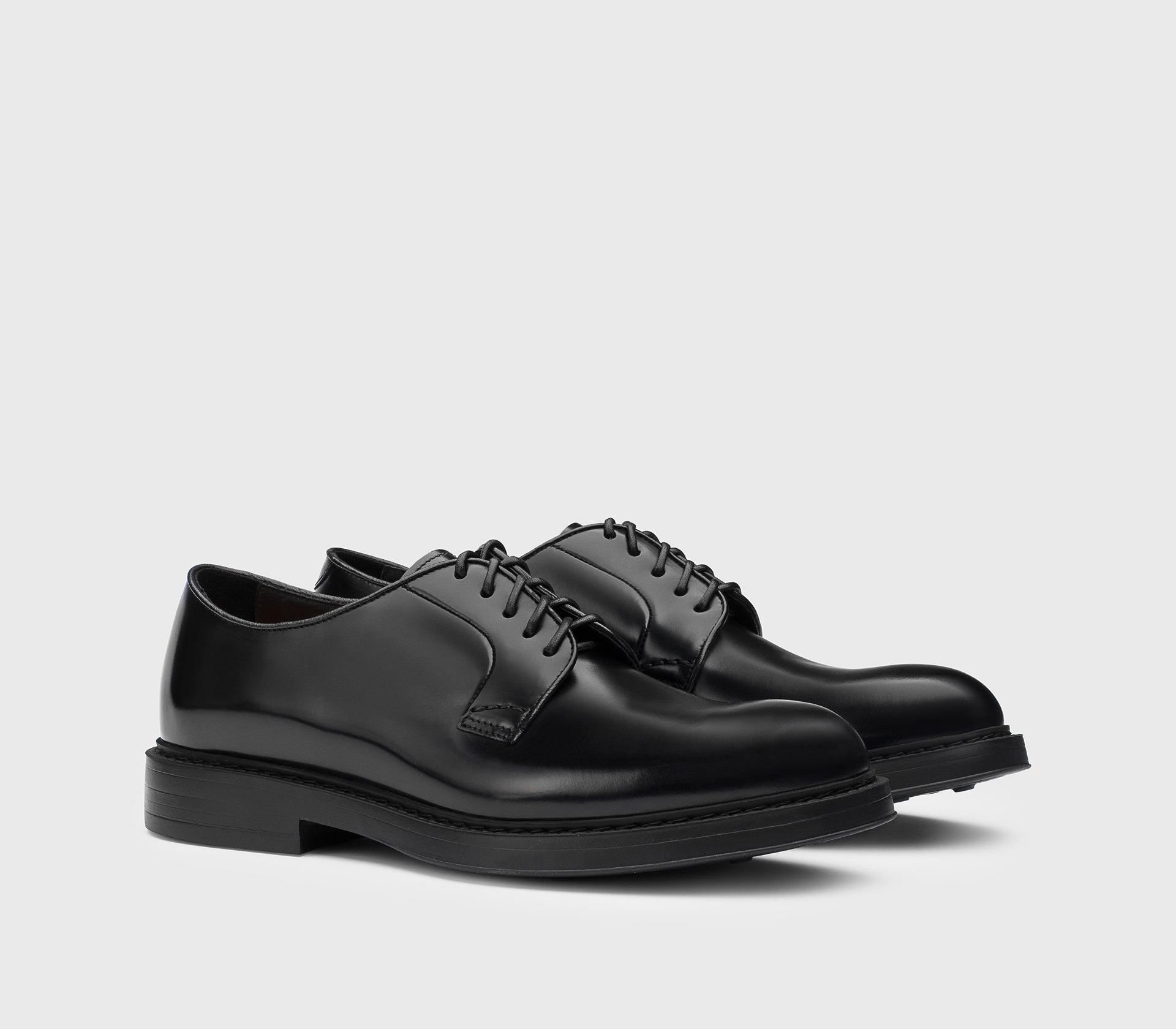 Doucal's DU1385BRUXUF007 derby nero pelle stringata