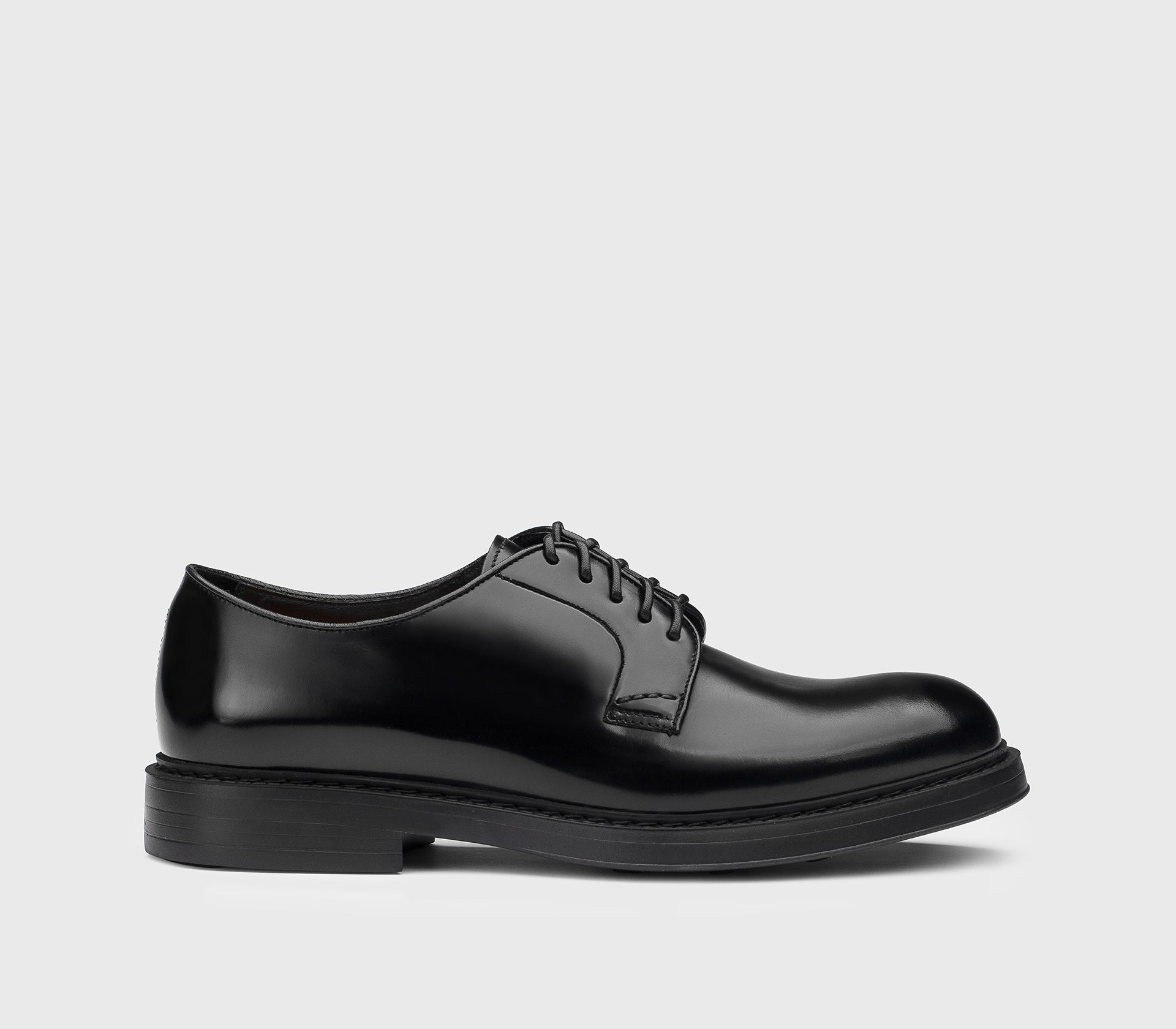Doucal's DU1385BRUXUF007 derby nero pelle stringata